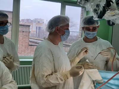 В Рязанской ОКБ врачи впервые провели операцию на головном мозге пациентке в сознании