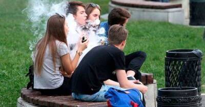 ”Стики ”стреляю” у мамы”: каждый пятый подросток в Украине курит электронные сигареты