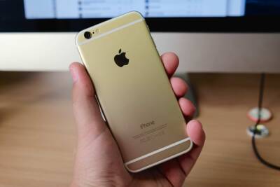 Apple отказалась от дополнительных заказов на iPhone из-за низкого спроса