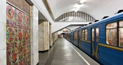 "Синю" ветку киевского метро парализовало на час из-за падения пассажира под поезд