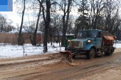 Почти 50 рабочих чистят улицы Великих Лук от снега - mk-pskov.ru - Псков - Великий Луки