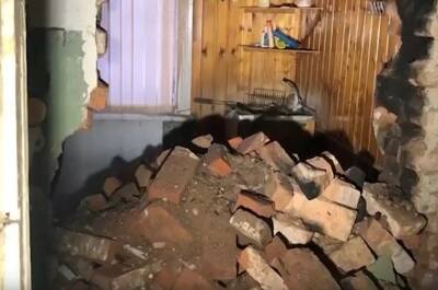 Видео: капитальный ремонт аварийного дома в Гатчине начался с обрушения стены