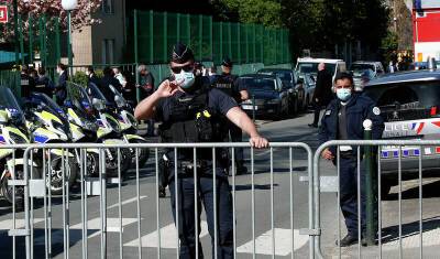 Во Франции человек в костюме ниндзя напал с саблей на полицейских