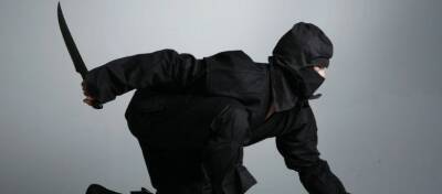 Во Франции на полицейских напал вооруженный саблей мужчина в костюме ниндзя