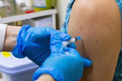 Почему болит рука после прививки от COVID-19 – три неожиданных причины