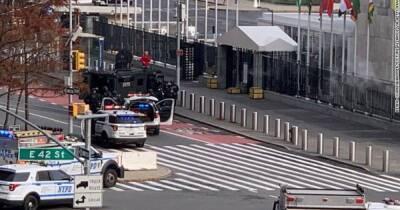 Вооруженный мужчина возле штаб-квартиры ООН угрожает покончить с собой (видео)