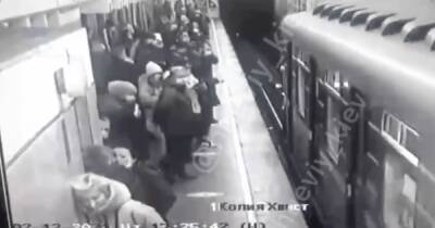 На станции киевского метро "Дворец Украина" девушка бросилась под поезд (видео)