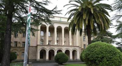 Президент Абхазии «делит суверенитет» — ему прочат отставку или новый кредит