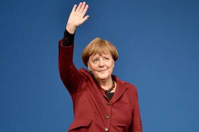 Провожали с факелами и под панк-рок: Меркель попрощалась с должностью канцлера Германии