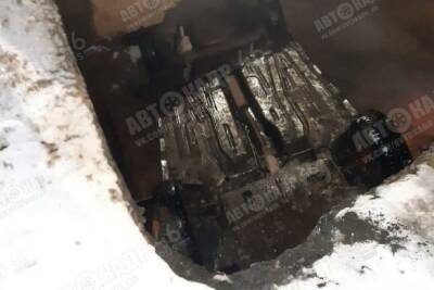 В Курске легковушка полностью провалилась в раскоп теплосетей