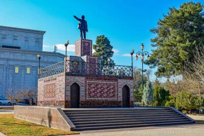 Известный памятник Ленину в Ашхабаде постепенно разрушается (фото)