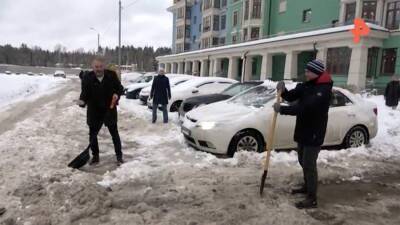 Жители ЖК в Митино оказались вынуждены расчищать двор от снега своими силами