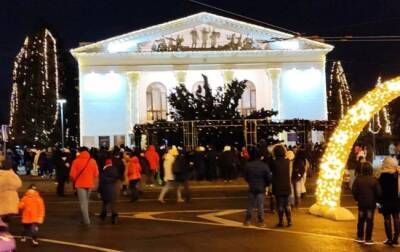 В Украине упала третья за неделю новогодняя елка. В этот раз в Мариуполе - agrimpasa.com - Украина - Сумская обл. - Мариуполь