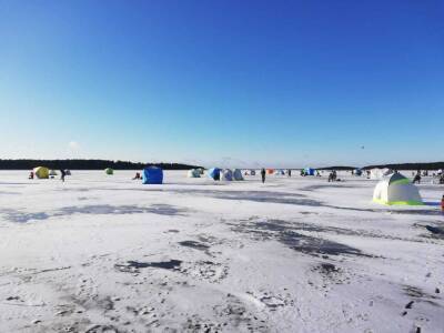 Четыре сотни сахалинских рыболовов рискнули жизнями на льду Буссе