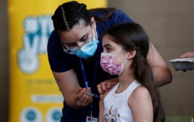 Во Франции шестеро детей получили двойную дозу COVID-вакцины