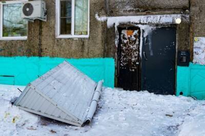 В Комсомольске-на-Амуре рухнул металлический козырек на подъезде