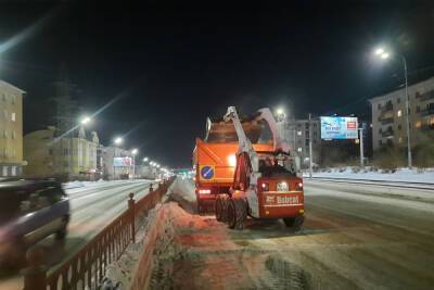 За выходные на дороги Улан-Удэ высыпали 930 тонн песка