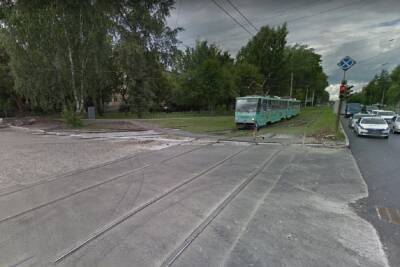 Трамвай врезался в автомобиль Renault в Екатеринбурге