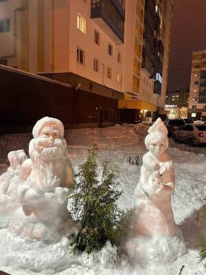 Во Всеволожске появились потрясающие скульптуры Деда Мороза Снегурочки