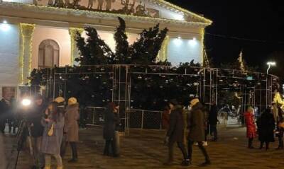 В украинском Мариуполе упала главная городская новогодняя елка