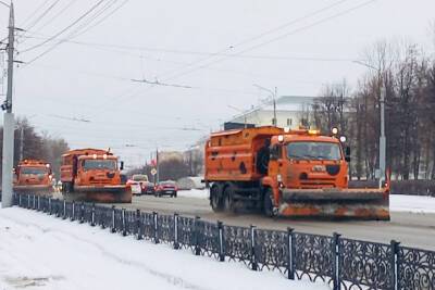 Рабочие в усиленном режиме расчищают Тулу от снега