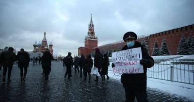 "Путин убийца": В Москве бывший полицейский вышел на Красную площадь с красноречивым плакатом