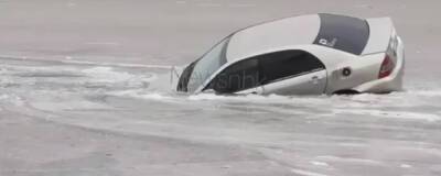 На Лебяжьем озере в Находке под лёд провалился автомобиль