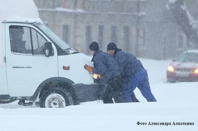 ГИБДД напомнила зауральским водителям и пешеходам о правилах поведения во время снегопада