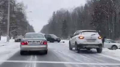 Четыре автомобиля столкнулись на трассе А-180 в Ленинградской области