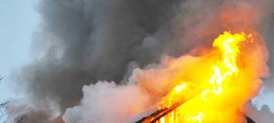Во время ночного пожара в жилом доме в Петрозаводске пришлось эвакуировать жильцов