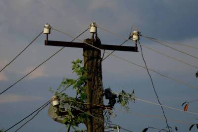 В Тверской области провода под высоким напряжением нависали над домами