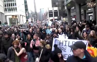 На улицы Лондона вышли десятки тысяч людей из-за объявления режима ЧП