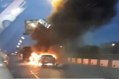 Два автомобиля сгорели на Северном мосту в Краснодаре после массового ДТП