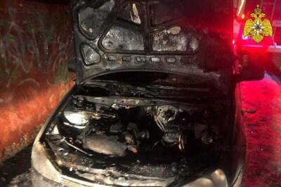 Не исключен поджог: ночью в Смоленске горел автомобиль на улице Попова