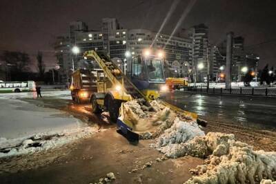 В первый серьезный снег на уборку воронежских дорог вышло 187 единиц техники