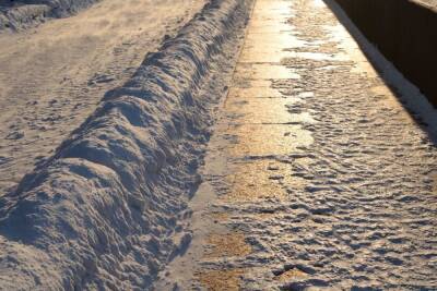 Труба и глыба льда упали на тротуар в центре Петербурга