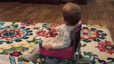 Малышка пытается найти стул - забавный урок на координацию повеселил YouTube (Видео)