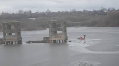 В Могилеве под лед провалился мужчина: рыбака спасли сотрудники МЧС