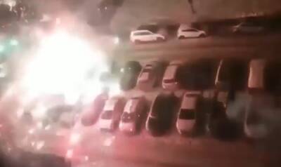 Автомобили задело фейерверком в Ленинском районе