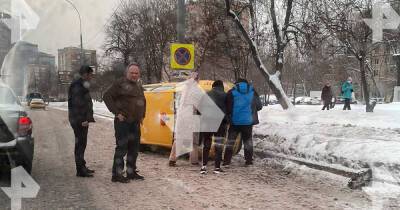 Такси опрокинулось в результате ДТП на севере Москвы