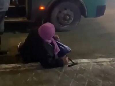В Екатеринбурге водитель автобуса выволок из салона пенсионерку и бросил ее в грязь
