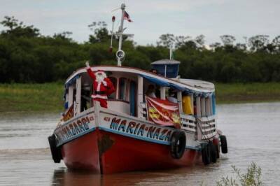 Рождество по-бразильски: Санта Клаус поменял сани на лодку (ФОТО)