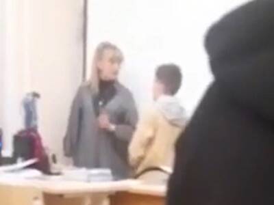 «Мне вообще пофиг на тебя»: на Урале учительница порвала тетрадь ребенку и дала пощечину при всех