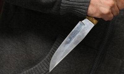 В Кондопоге мужчина 11 раз ударил приятеля ножом в шею