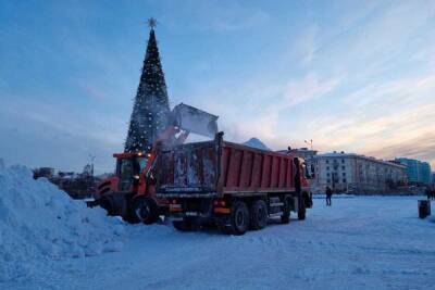Более 8 тысяч кубометров снега вывезено с улиц Мурманска за минувшие сутки