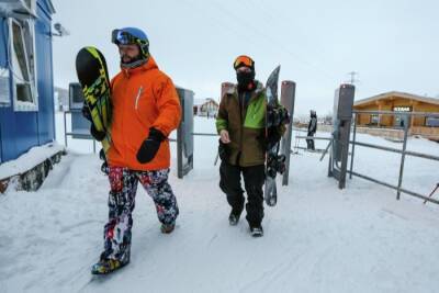 Ямальские спасатели учатся кататься на горных лыжах, чтобы помогать спортсменам и туристам на склонах