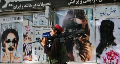 Не соответствуют шариату: в Кабуле талибы начали закрашивать рекламные плакаты