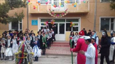 В школах Узбекистана запретили проводить новогодние праздничные мероприятия