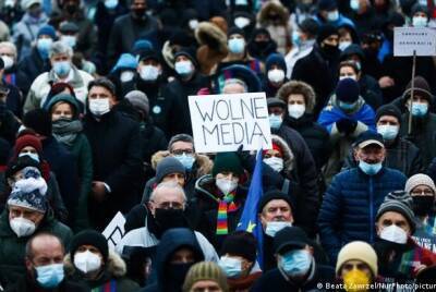 Десятки тысяч поляков протестуют против нового закона о телерадиовещании