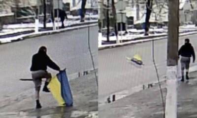 Неадекват на камеру поиздевался над флагом Украины: "выбросил на дорогу"